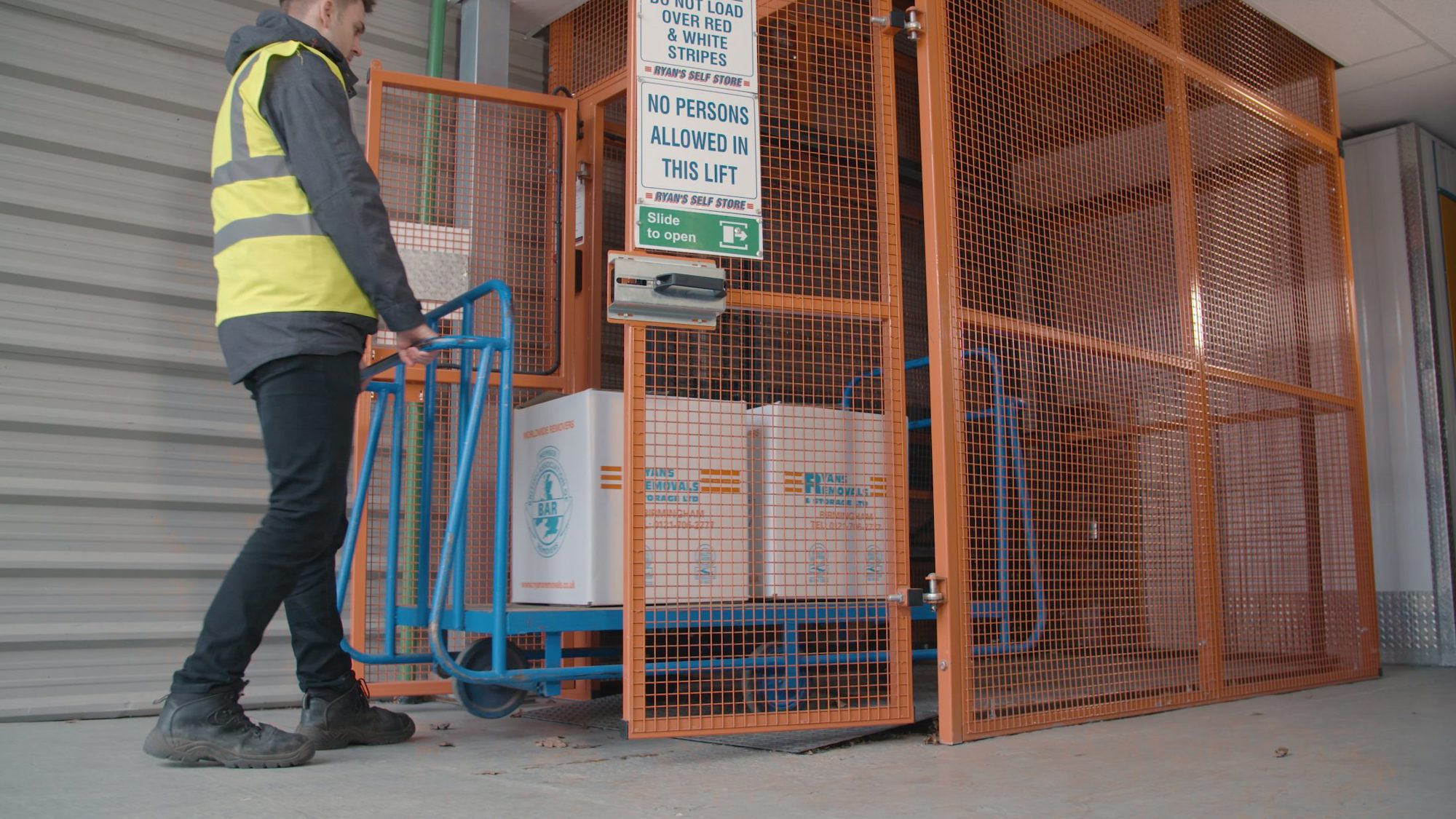 MezzHD 1000kg heavy-duty mezzanine goods lift